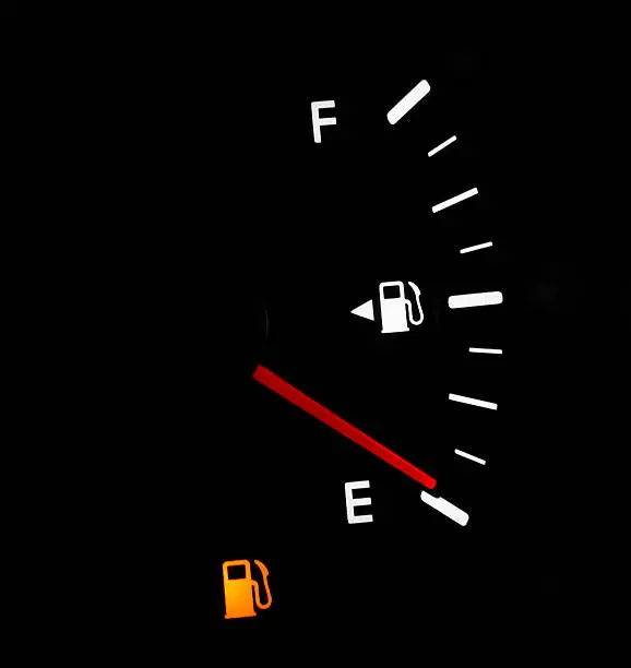 Dashboard van een auto met brandstofmeter en tankklep pijl